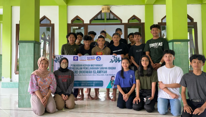 Mahasiswa UBSI Yogyakarta Bersama Masyarakat Gotong Royong Pemeliharaan Sarana Ibadah