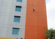 Mapala Tarantula Adventure Meriahkan SEMOT & ORMAWA EXPO UBSI dengan Atraksi Rappelling
