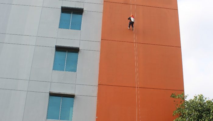Mapala Tarantula Adventure Meriahkan SEMOT & ORMAWA EXPO UBSI dengan Atraksi Rappelling
