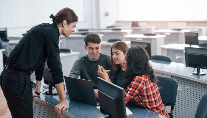 Belajar Informatika Bukan Sekadar Kode, tapi Cara Berpikir Menghadapi Masalah