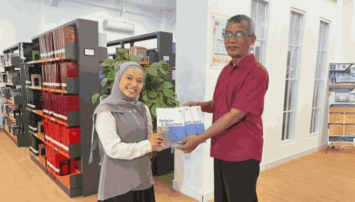 Melalui Hibah Buku, Dosen UBSI Perkuat Peran Strategis Perpustakaan sebagai Pusat Literasi Akademik
