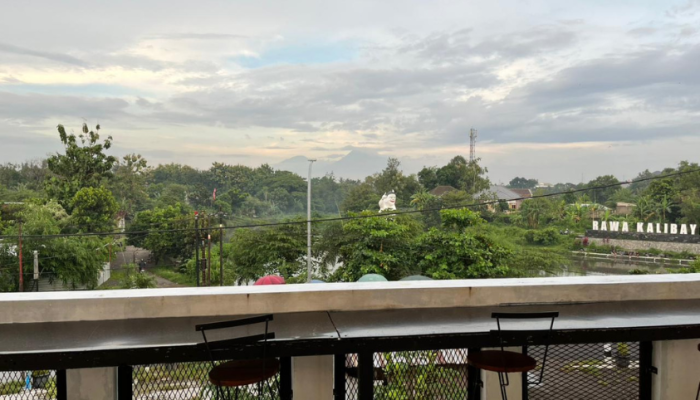 Nongkrong, Nobar, atau Makan di Sini, Bonus View Merapi dan Merbabu yang Indah