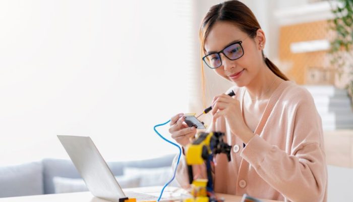 Bukan Cuma Ahli Listrik, Lulusan Prodi Teknik Elektro Bisa Bangun Bisnis Bernilai Miliaran