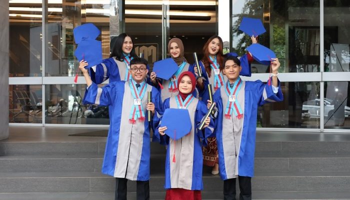 Sarjana Cumlaude, Kerja Tak Sesuai Jurusan? Dunia Kerja Tak Hanya Andalkan Gelar!