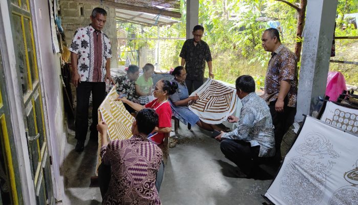 Tim Hibah Dana Indonesiana 2025 UBSI Observasi Proses Produksi Batik Tulis Pewarna Alam di Arji SM Batik, Bantul