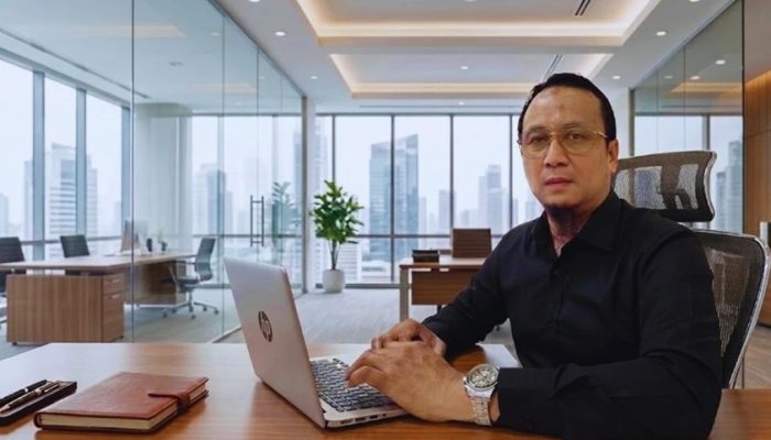 Saham Emas vs Emas Fisik: Memahami Potensi di Tengah Ketidakpastian Global