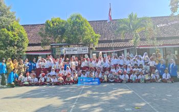 BSI Explore Desa Baran Gelar Perpisahan Bersama Siswa SD Negeri 2 Baran, Bagikan Alat Tulis dan Plakat