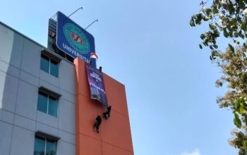Sambut Mahasiswa Baru, Mapala Tarantula Adventure Tampilkan Atraksi Turun Gedung di Ormawa Expo UBSI Yogyakarta